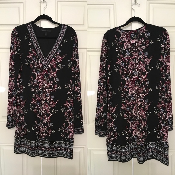 White House Black Market Dresses & Skirts - WHBM dress with floral pattern deep v-neck size XL